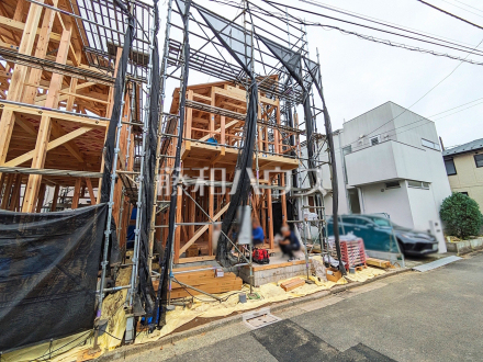 ≪2号棟　現地外観≫　建築中のため、完成後には確認できなくなる構造部分などが今ならご覧いただけます。入居後のマイホームへの愛着も違うかもしれませんね！　【調布市染地１丁目】／撮影日2025/04/28