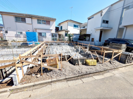 ≪2号棟　現地外観≫全居室南向きのプランで明るく、冬場でも太陽の日差しで室内ぽかぽかです！　【調布市染地１丁目】／撮影日2025/04/14