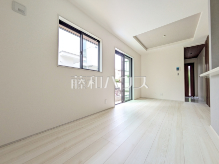 2号棟　リビング　【調布市染地１丁目】
対面キッチンを採用したリビングは明るく開放感を主として設計しました。一日の中で一番長く家族が集まる場所だから機能性と利便性を重視しました。　／撮影日2025/06/15
