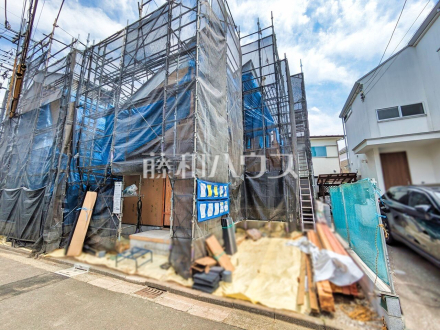 ≪2号棟　現地外観≫戸建住宅が立ち並ぶ住宅地。静かな時間の流れ。ゆっくりと傾きを変えていく陽の光が清楚な家々を色鮮やかに演出してくれます。　【調布市染地１丁目】／撮影日2025/05/04