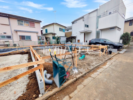≪2号棟　現地外観≫ 物件の事、諸費用の事など、小さな疑問も、お気軽にご連絡・ご相談下さい。 　【調布市染地１丁目】／撮影日2025/04/11