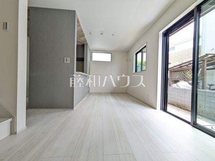 2号棟　リビング　【調布市染地１丁目】
ナチュラルな色を基調とした落ち着きのあるリビングダイニングは、リラックスできる癒し空間です。　／撮影日2025/06/15
