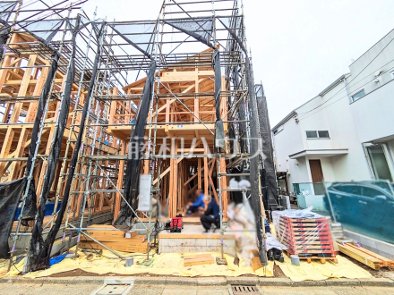 ≪2号棟　現地外観≫　誠心誠意、建築中！物件の内部構造などは今しか見ることができません。是非ご見学のお問合せをお待ちしております！　【調布市染地１丁目】／撮影日2025/04/28