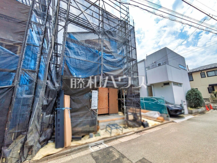 ≪2号棟　現地外観≫ ここに住む方を想像して、着々と建築しております！ 　【調布市染地１丁目】／撮影日2025/05/04