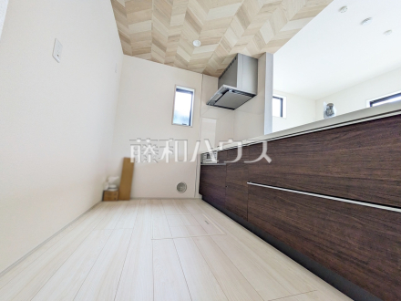 2号棟　キッチン　【調布市染地１丁目】
明るい陽光に満たされる心地よいキッチンで、気持ちよくお料理ができます　／撮影日2025/06/15