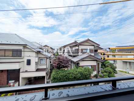 2号棟　バルコニー　【調布市染地１丁目】 周囲に高い建物のないエリアのため、空が大きく感じます。 ／撮影日2025/06/15