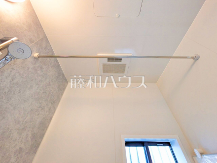 浴室乾燥機(浴室内上部)　雨の日の強い味方！浴室換気乾燥機付きユニットバスで洗濯物が乾かせます／撮影日2025/05/18