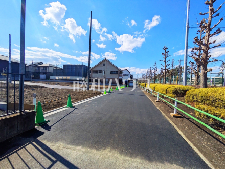 《接道状況》 見学はしたいけど、なかなか時間が取れない・・・そんな方に出勤前や仕事終わりにマイホームを見学できるサポートをいたします。 　【調布市染地３丁目】／撮影日2025/03/09