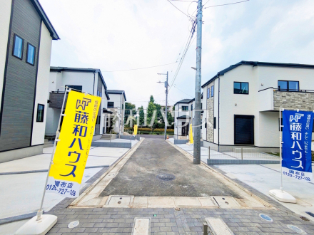 ≪現場風景≫分譲地内にお住まいの方しか通行しない道路の為、プライバシー・防犯面も安心できます。　【調布市染地３丁目】／撮影日2025/07/07