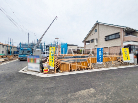 《現場風景》各棟、個性的な間取りでご家族皆様のニーズにこたえます。9家族のために、明るく寛ぎに満ちた間取りをご用意しています。 　【調布市染地３丁目】／撮影日2025/04/11