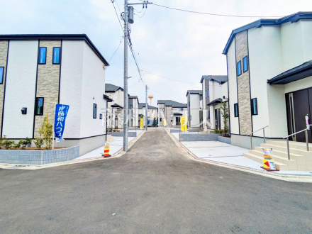 《現場風景》調布市染地3丁目に全9棟の新築分譲住宅が誕生！ 周辺環境はもちろん、日当たりなど、実際に行ってみないと分からないことも多くございます。お気軽にお問い合わせください。 【調布市染地３丁目】／撮影日2025/07/07