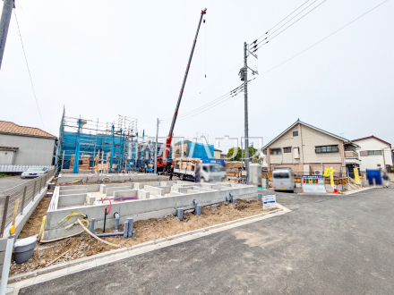 《現場風景》各棟、個性的な間取りでご家族皆様のニーズにこたえます。9家族のために、明るく寛ぎに満ちた間取りをご用意しています。 　【調布市染地３丁目】／撮影日2025/04/18