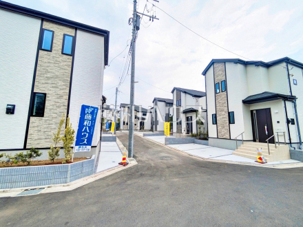 ≪現場風景≫ 各棟、個性的な間取りでご家族皆様のニーズにこたえます。9家族のために、明るく寛ぎに満ちた間取りをご用意しています。／撮影日2025/07/07