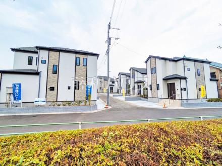 ≪接道状況≫利便性と、思わず深呼吸したくなる大きな空、色彩豊かな木々。この街が育んだ豊かな情景を楽しみ過ごす時が心地よいものとなるでしょう。【調布市染地３丁目】／撮影日2025/07/07