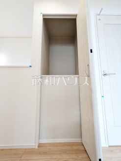 A号棟　廊下収納　【調布市染地３丁目】
全居室、廊下等に収納スペースを設けた、収納重視の間取りとなっています。　／撮影日2025/06/15
