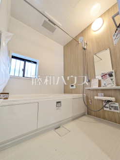 A号棟　ランドリーパイプ付き浴室　【調布市染地３丁目】
　浴室はランドリーパイプ付きで、雨の日もお洗濯物を干せて便利です。　／撮影日2025/06/15