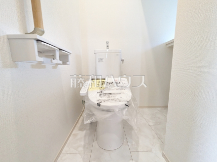 A号棟　温水洗浄機能付きトイレ　【調布市染地３丁目】
　温水洗浄機能付きトイレで清潔にご使用いただけます。　／撮影日2025/06/15