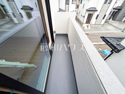 A号棟　バルコニー　【調布市染地３丁目】
南向きのバルコニーは日差しもたっぷり注ぎ、お洗濯物もよく乾きます。　／撮影日2025/06/15