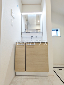 A号棟　洗面室　【調布市染地３丁目】
三面鏡付きの洗面台。鏡の裏にも収納があり、歯ブラシや化粧品等もすっきり収納できます。　／撮影日2025/06/15