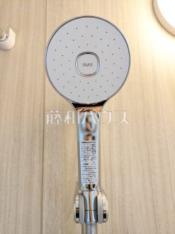 A号棟　スイッチ付シャワーヘッド　【調布市染地３丁目】
　浴室のシャワーは手元で止水ができるスイッチ付シャワーヘッドにより、さらに節水効果がアップします。　／撮影日2025/06/15