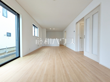 A号棟　リビング　【調布市染地３丁目】
南側に大きな窓を設け、昼間は電気をつけずに過ごせる、明るい空間となるよう設計いたしました。　／撮影日2025/06/15