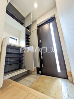 A号棟　玄関　【調布市染地３丁目】
自然光を取り入れ明るい空間になるよう設計された玄関です。　／撮影日2025/06/15