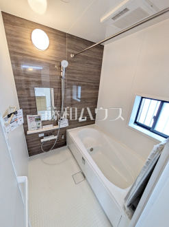 B号棟　浴室　【調布市染地３丁目】
窓付き浴室はしっかり換気ができていつも清潔に、毎日のバスタイムが楽しみになります。　／撮影日2025/06/15