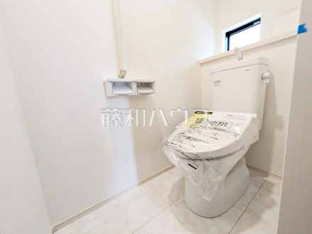 B号棟　温水洗浄機能付きトイレ　【調布市染地３丁目】
　温水洗浄機能付きトイレで清潔にご使用いただけます。　／撮影日2025/06/15