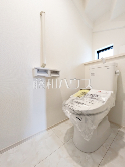 B号棟　トイレ　【調布市染地３丁目】
各階にトイレがあると、階段の上り下りをせずに済むため就寝時なども便利です。　／撮影日2025/06/15