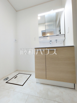 B号棟　洗面室　【調布市染地３丁目】
三面鏡付きの洗面台。鏡の裏にも収納があり、歯ブラシや化粧品等もすっきり収納できます。　／撮影日2025/06/15