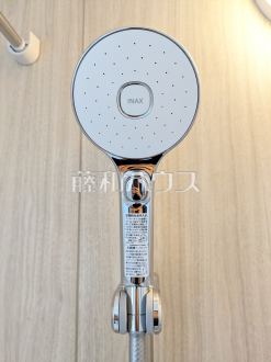 F号棟　スイッチ付シャワーヘッド【調布市染地３丁目】
　浴室のシャワーは手元で止水ができるスイッチ付シャワーヘッドにより、さらに節水効果がアップします。　／撮影日2025/06/05