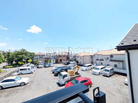 ≪F号棟　バルコニー≫ 周囲に高い建物のないエリアのため、空が大きく感じます。 　【調布市染地３丁目】／撮影日2025/06/05