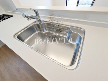 F号棟　キッチン　【調布市染地３丁目】
シンクスペースが広く家事効率を上げる対面キッチンは、家族の会話が生まれる場所となります。何気ないひと時に笑顔と笑い声が重なり、幸せの空間となります。　／撮影日2025/06/05