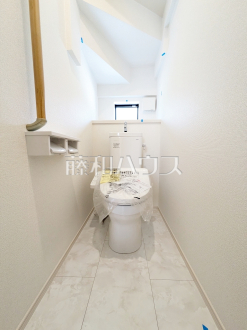 F号棟　トイレ　【調布市染地３丁目】
各階にトイレがあると、階段の上り下りをせずに済むため就寝時なども便利です。　／撮影日2025/06/05