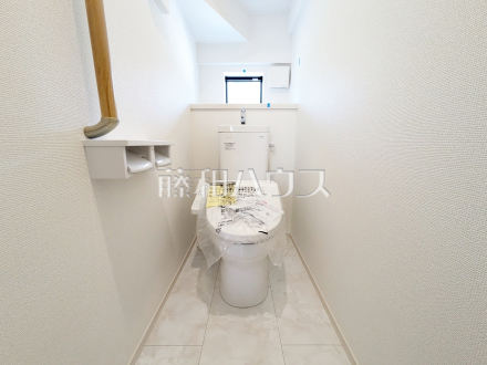 F号棟　温水洗浄機能付きトイレ　【調布市染地３丁目】
　温水洗浄機能付きトイレで清潔にご使用いただけます。　／撮影日2025/06/05