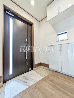 ≪G号棟　玄関≫自然光を取り入れ明るい空間になるよう設計された玄関です。　【調布市染地３丁目】
／撮影日2025/06/08