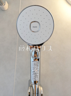 H号棟　スイッチ付シャワーヘッド　【調布市染地３丁目】
　浴室のシャワーは手元で止水ができるスイッチ付シャワーヘッドにより、さらに節水効果がアップします。　／撮影日2025/06/01