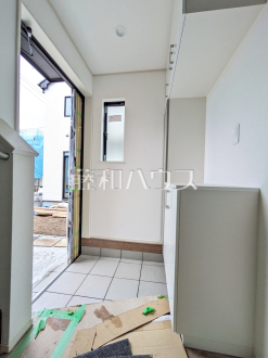 ≪H号棟　玄関（現況：建築中）≫自然光を取り入れ明るい空間になるよう設計された玄関です。　　　【調布市染地３丁目】
／撮影日2025/05/25