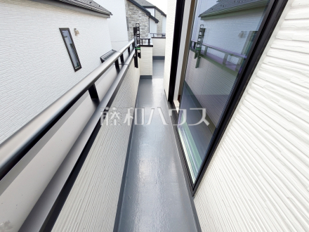 H号棟　バルコニー　【調布市染地３丁目】
奥行きのあるワイドバルコニー！お洗濯物の多い日でもいっきに干せますね。　／撮影日2025/06/01