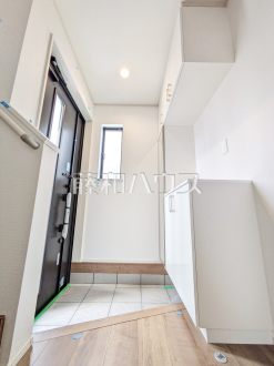 H号棟　玄関【調布市染地３丁目】
自然光を取り入れ明るい空間になるよう設計された玄関です。　／撮影日2025/06/01