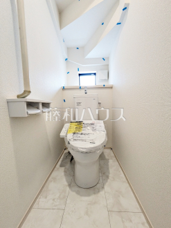 H号棟　トイレ　【調布市染地３丁目】
各階にトイレがあると、階段の上り下りをせずに済むため就寝時なども便利です。　／撮影日2025/06/01