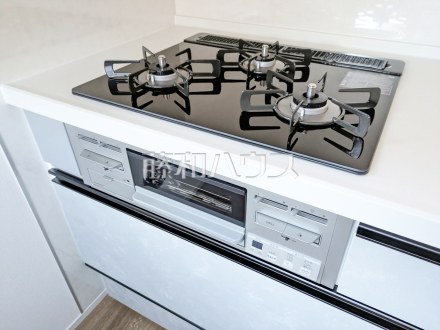 2号棟　3口ガスコンロ　【東村山市廻田町２丁目】／撮影日2025/11/10