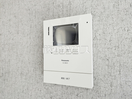 5号棟　TVモニター付きインターホン　【東村山市廻田町２丁目】　TVモニター付きインターホンのため訪問者がひと目で分かります。／撮影日2025/10/30