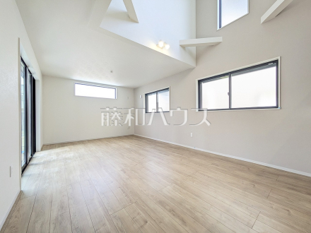 リビング　【東村山市青葉町２丁目】
3面採光の明るいリビング♪／撮影日2025/04/05