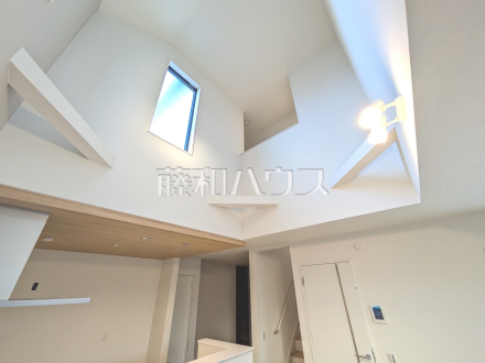 吹き抜け　【東村山市青葉町２丁目】
リビング上部が吹き抜けになっており、高い位置から光が入ることで開放感があり、明るいお部屋を演出できます。　／撮影日2025/04/04