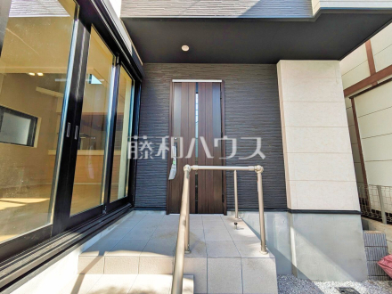 玄関【東村山市青葉町２丁目】見学はしたいけど、なかなか時間が取れない…そんな方に出勤前や仕事終わりにマイホームを見学できるサポートをいたします。／撮影日2025/04/06