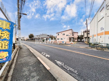 接道状況および現場風景　【西東京市芝久保町３丁目】見学はしたいけど、なかなか時間が取れない・・・そんな方に出勤前や仕事終わりにマイホームを見学できるサポートをいたします。／撮影日2024/11/15