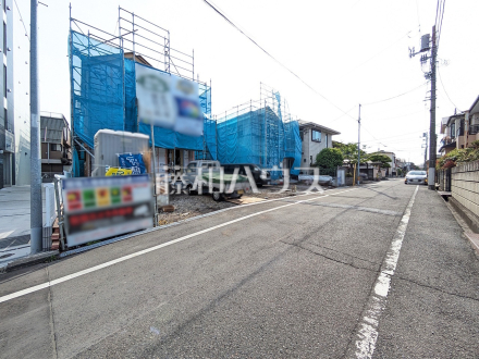 接道状況および現場風景　【八王子市台町３丁目】現在建築中につき、完成後には確認できなくなる構造部分などがご覧いただけます。完成後の内覧とは違った視点での現地見学が可能です。　／撮影日2025/05/01