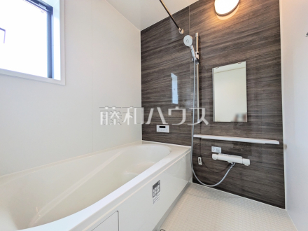 A号棟　浴室　【八王子市台町３丁目】
落ち着いた色合いで疲れたからだを癒す、贅沢なくつろぎ空間です。　／撮影日2025/06/23