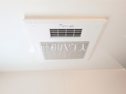 A号棟　浴室換気乾燥機　【八王子市台町３丁目】　 換気機能によってバスルーム内のカビの発生を抑制できます。夜間や雨天時の洗濯物の乾燥に便利な乾燥機能も装備。 ／撮影日2025/06/23